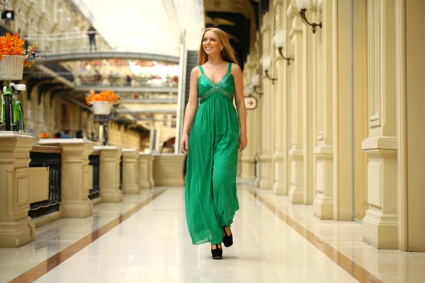 Mujer hermosa feliz en un vestido verde largo — Foto de Stock