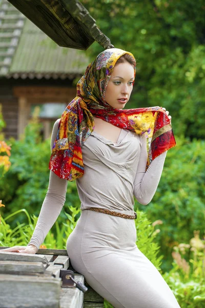 Hermosa mujer joven en vestido gris largo sexy en el parque de verano —  Fotos de Stock