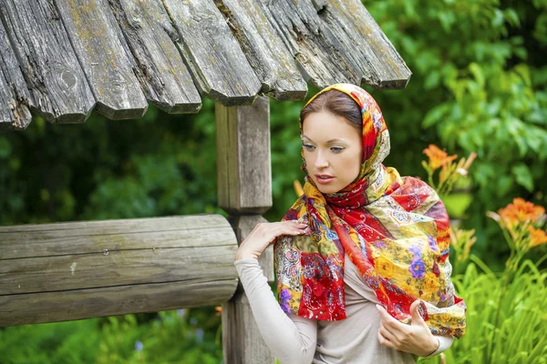 Mooie jonge vrouw in sexy lang grijze jurk in zomer park — Stockfoto