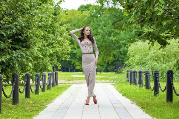 Piena crescita, bella giovane donna in abito grigio lungo sexy — Foto Stock