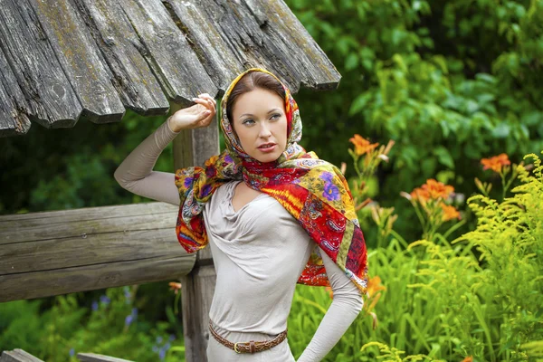 Schöne junge Frau in sexy langem grauen Kleid im Sommerpark — Stockfoto