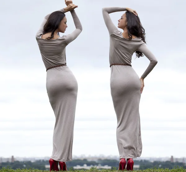 Mujeres jóvenes en vestido gris largo sexy — Foto de Stock