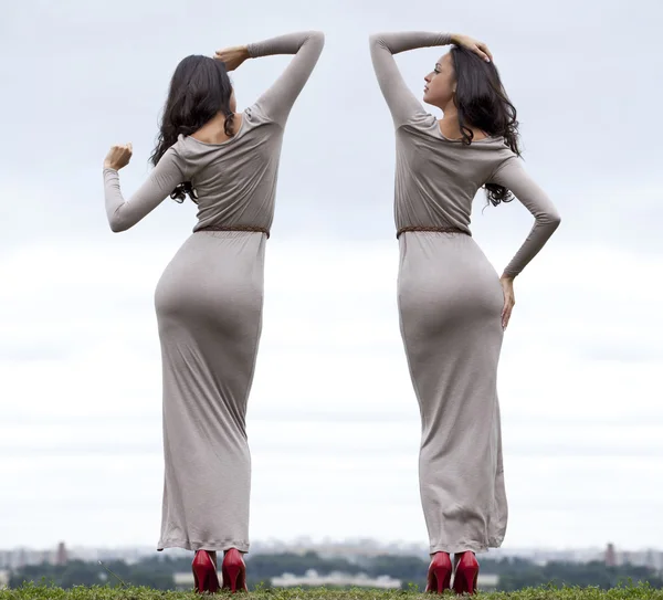 Seksi uzun gri elbiseli genç kadın — Stok fotoğraf