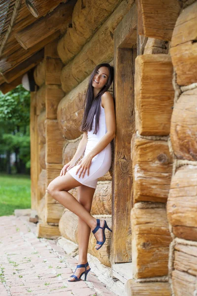 白いセクシーなドレスの美しい若い女性 — ストック写真