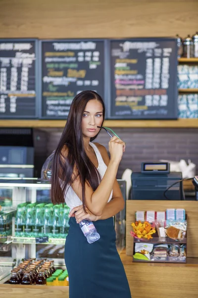 Молодая женщина в кафе магазин — стоковое фото