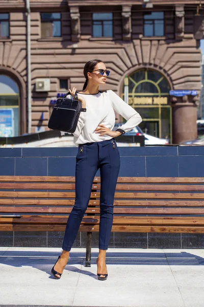 Retrato en longitud completa, mujeres de negocios jóvenes en camisa blanca —  Fotos de Stock