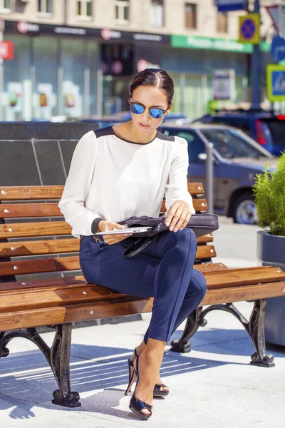 Красивая деловая женщина сидит на скамейке — стоковое фото