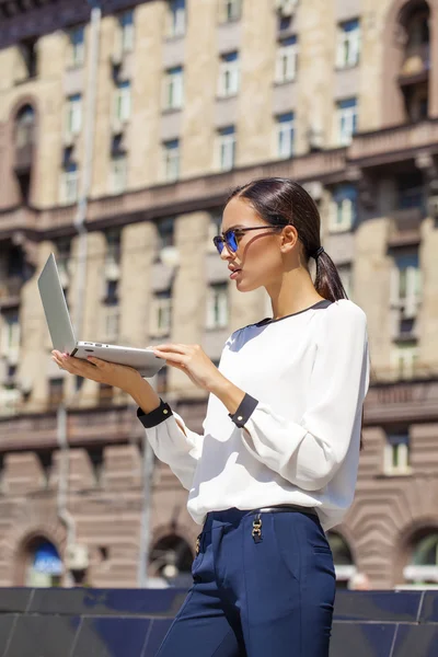 Vackra business woman reading anteckningar — Stockfoto