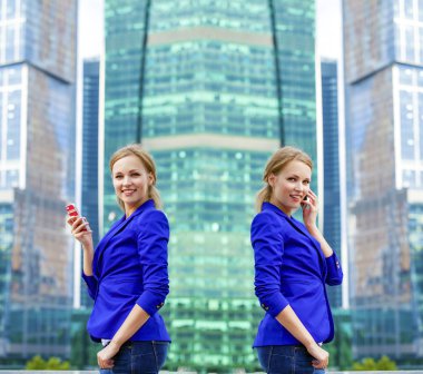 Genç sarışın telefon ederken