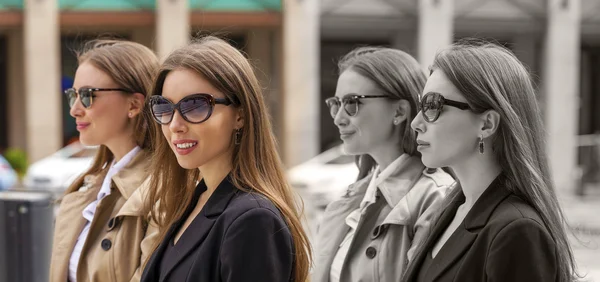 Dois jovens belas mulheres de negócios óculos de sol — Fotografia de Stock