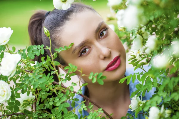 Jovem mulher bonita — Fotografia de Stock