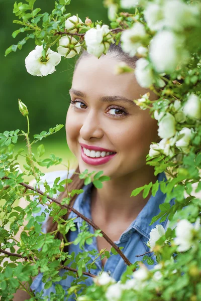 Ung vacker kvinna — Stockfoto