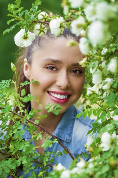 Jovem mulher bonita — Fotografia de Stock