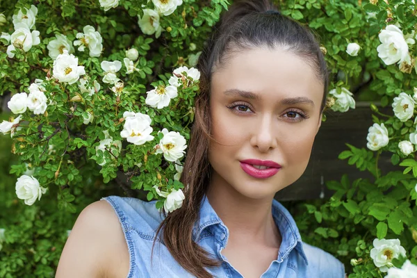 Jovem mulher bonita — Fotografia de Stock