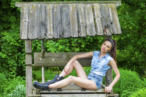 Retrato de cuerpo entero de una joven morena hermosa en azul j —  Fotos de Stock