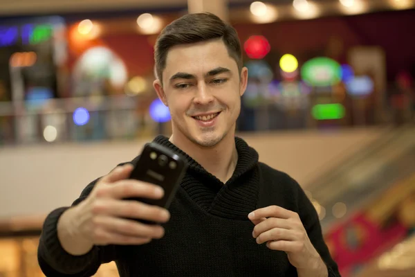 ¡Me encanta la selfie! Joven guapo. —  Fotos de Stock