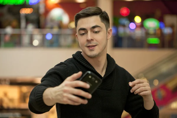 ¡Me encanta la selfie! Joven guapo. —  Fotos de Stock