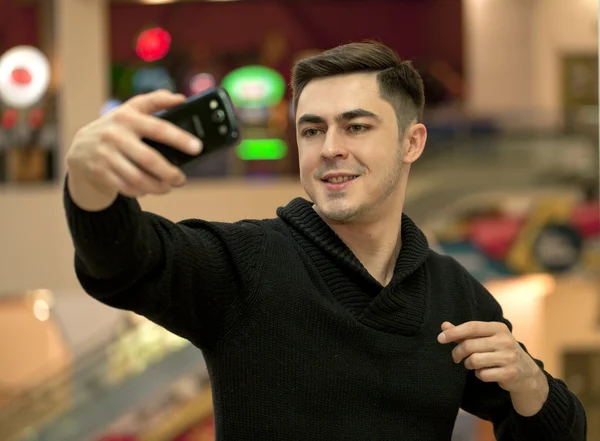 Miluji selfie! Pohledný mladý muž — Stock fotografie