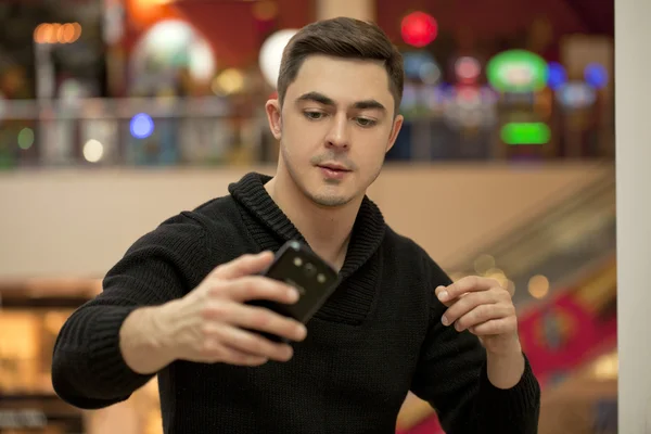 ¡Me encanta la selfie! Joven guapo. —  Fotos de Stock