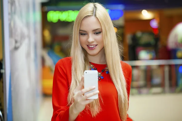 Joven hermosa rubia tomando selfie con teléfono móvil — Foto de Stock