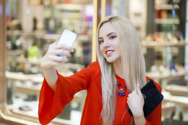 Giovane bella donna bionda che prende selfie con il telefono cellulare — Foto Stock