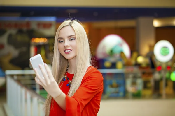 Ung vacker blond kvinna tar selfie med mobiltelefon — Stockfoto