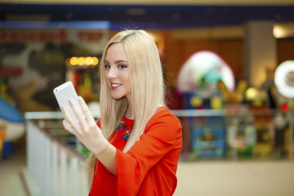 Szőke lány figyelembe selfie-val mozgatható telefon — Stock Fotó