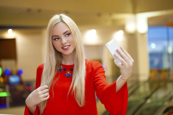 Giovane bella donna bionda che prende selfie con il telefono cellulare — Foto Stock