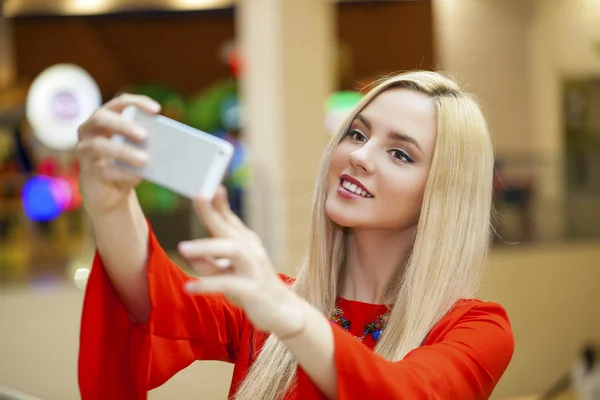 Ung vacker blond kvinna tar selfie med mobiltelefon — Stockfoto