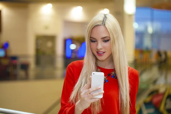 Ung vacker blond kvinna tar selfie med mobiltelefon — Stockfoto