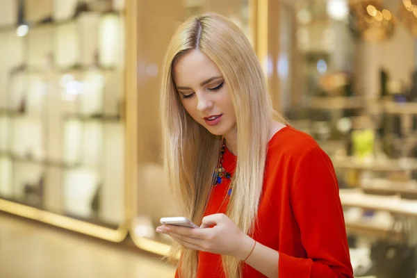 Joyeux belle femme appelant par téléphone — Photo