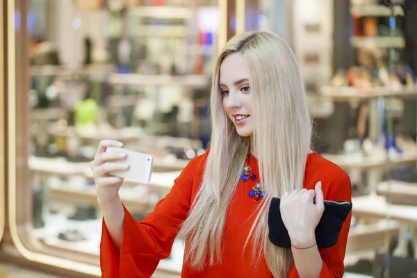 携帯電話で selfie を取る若い美しいブロンド女性 — ストック写真