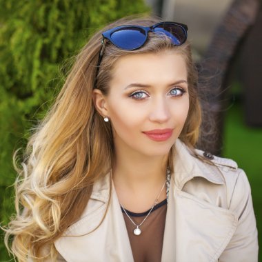 Genç, güzel sarışın kadın.