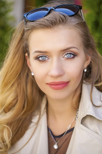 Retrato close-up de jovem bela mulher loira, no fundo — Fotografia de Stock