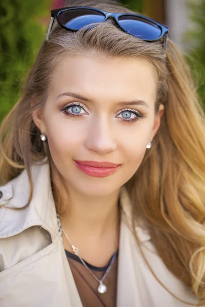 Retrato de cerca de la joven hermosa mujer rubia, en el fondo — Foto de Stock