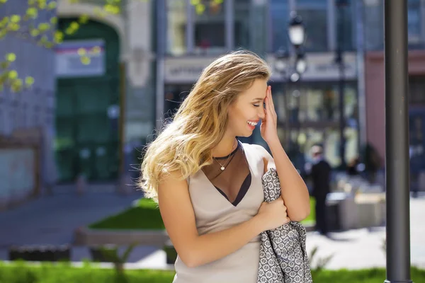 Retrato de cerca de la joven hermosa mujer rubia, en el fondo —  Fotos de Stock