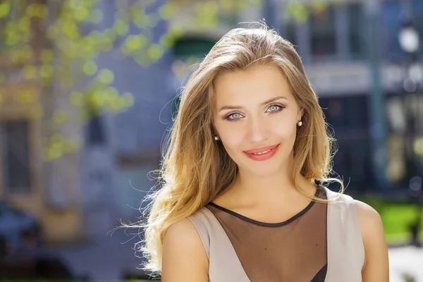 Porträt von jungen schönen blonden Frau, auf dem Hintergrund — Stockfoto