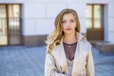 Genç, güzel sarışın kadın.