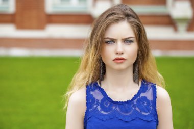 Genç, güzel sarışın kadın. 