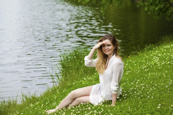 Mujer rubia joven en el prado verde —  Fotos de Stock