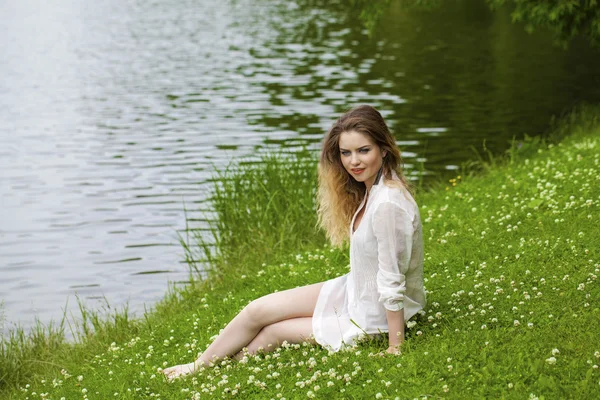 Mujer rubia joven en el prado verde — Foto de Stock