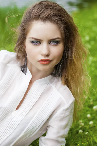 Fiatal gyönyörű szőke nő — Stock Fotó