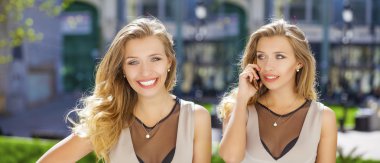 Mutlu güzel sarışın kız bir yaz sokakta telefonla arama