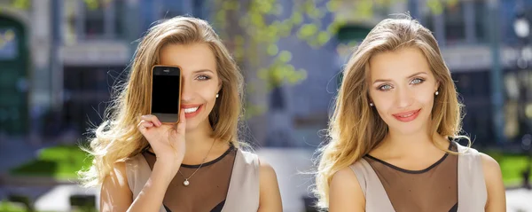 Mujer joven cubre su teléfono inteligente pantalla de la cara — Foto de Stock