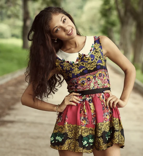 Joven mujer feliz en vestido de verano —  Fotos de Stock