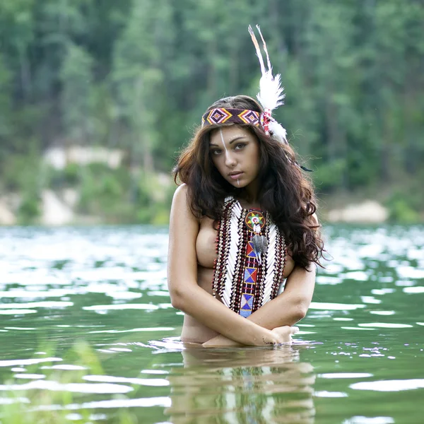 Unga vackra kvinnan badar i sjön — Stockfoto