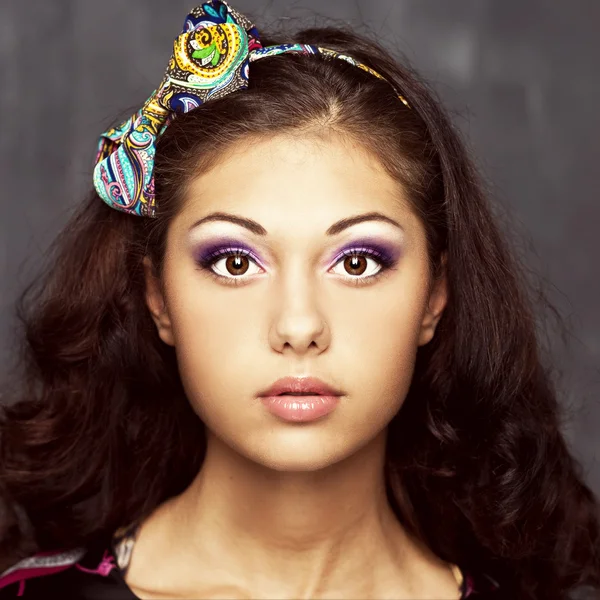 Retrato de una joven con un borde en la cabeza — Foto de Stock