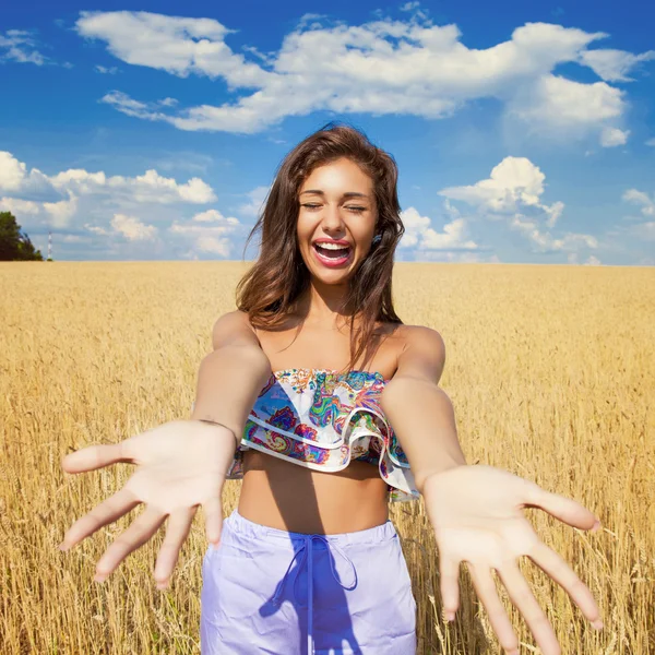 Giovane donna in un campo d'oro di grano — Foto Stock