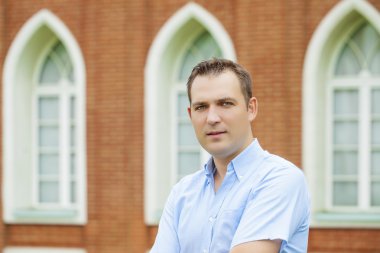 Genç yakışıklı yaz p zemin üzerine mavi gömlekli