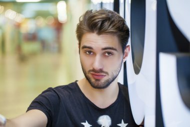 Ben selfie seviyorum! Yakışıklı genç 